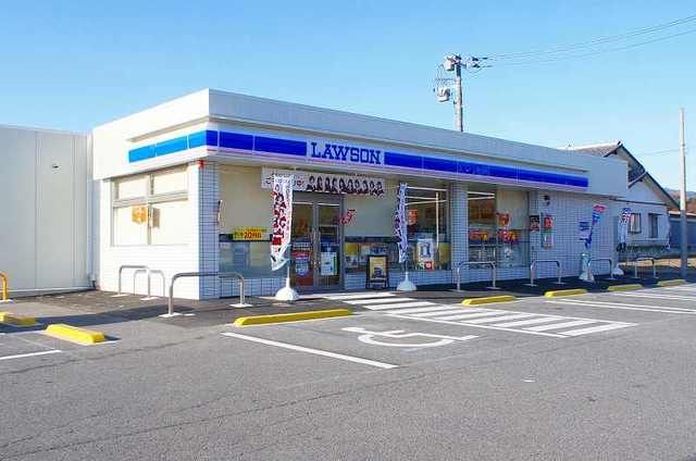 近くのローソン子持鮎沢店まで700m（徒歩9分）