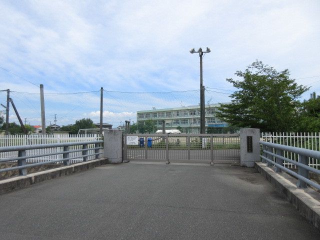 近くの木室小学校まで700m（徒歩9分）