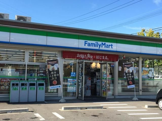 近くのファミリーマート南大高店まで300m（徒歩4分）