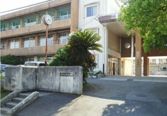 近くの西中学校まで680m(徒歩9分)