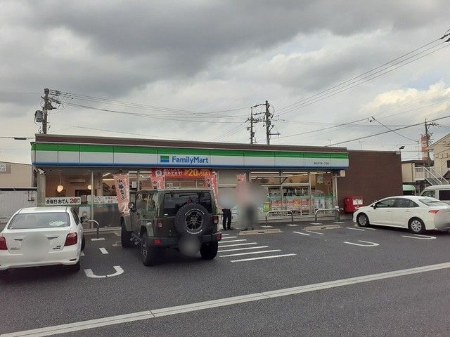 近くのファミリーマート下条一丁目店まで300m（徒歩4分）