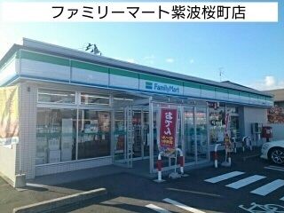 近くのファミリーマート紫波桜町店まで1,110m（徒歩14分）
