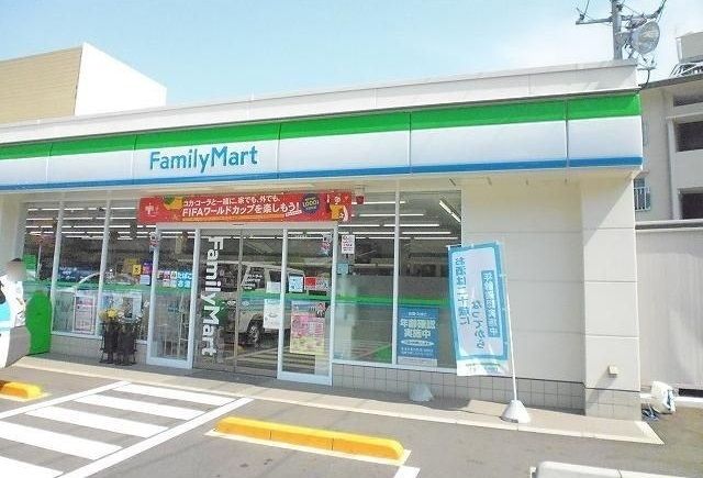近くのファミリーマートまで18m(徒歩1分)