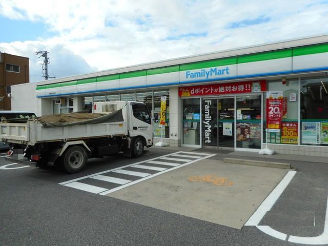 近くのファミリーマートまで1,600m（徒歩20分）