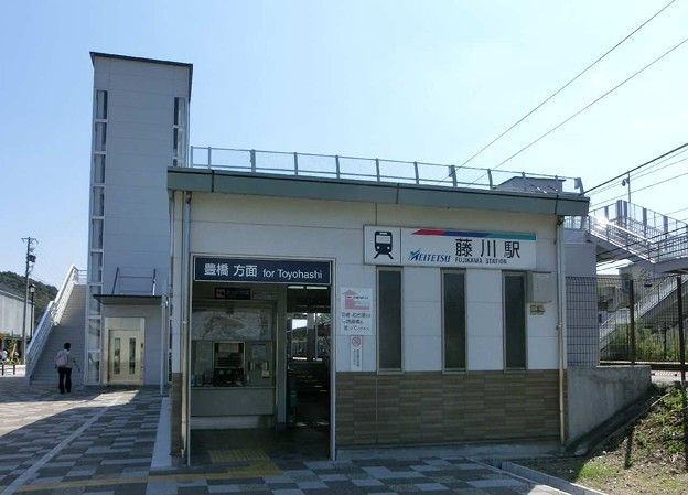 近くの名古屋鉄道名古屋本線「藤川駅」まで1,200m（徒歩15分）