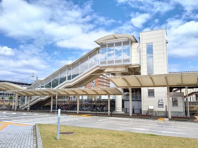 近くのJR亀川駅(西側)まで1,100m(徒歩14分)