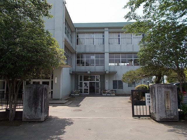 近くの小川小学校まで800m（徒歩10分）