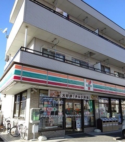 近くのセブンイレブンまで220m（徒歩3分）