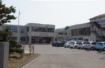 近くの銭函小学校まで850m(徒歩11分)