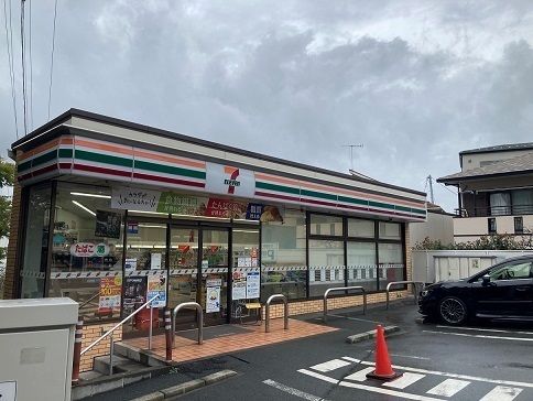 近くのコンビニまで529m（徒歩7分）