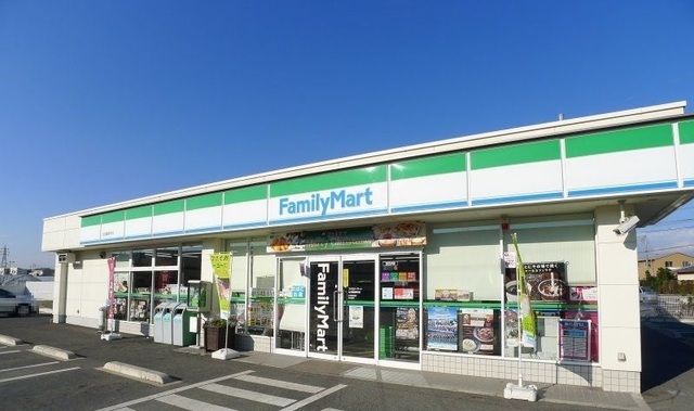 近くのファミリーマートまで250m（徒歩4分）