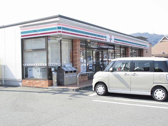 近くのコンビニまで650m（徒歩9分）