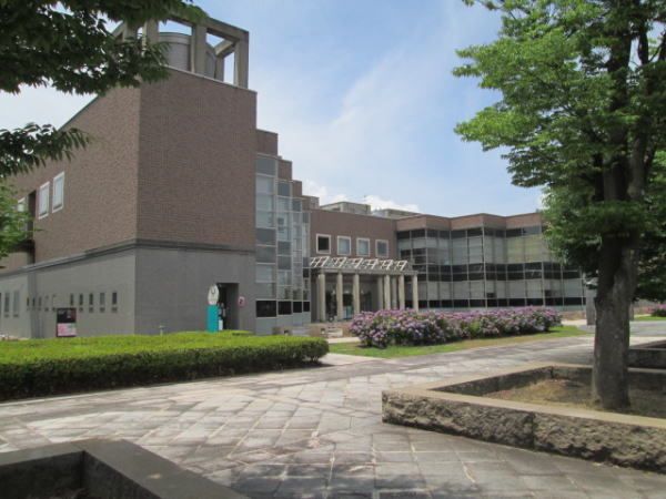 近くの図書館まで450m（徒歩6分）