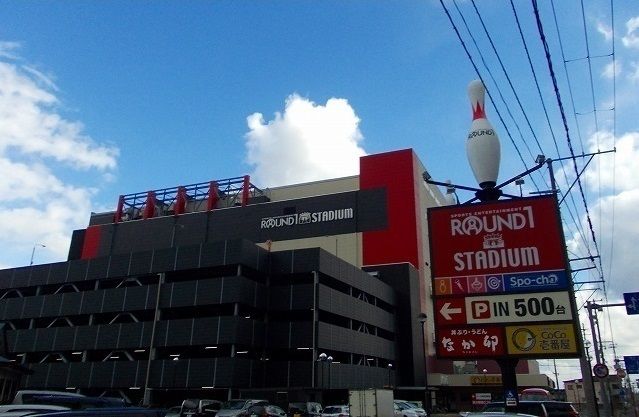 近くのラウンドワンスタジアム秋田店まで550m（徒歩7分）