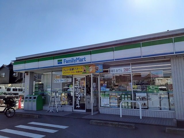 近くのファミリーマート半田乙川店まで186m（徒歩3分）