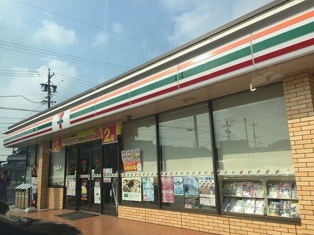 近くのセブンイレブン新居町中之郷東店まで150m（徒歩2分）