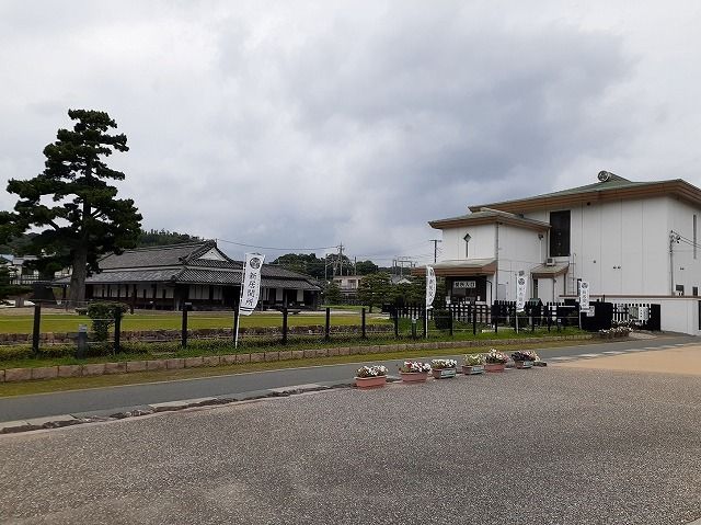 近くの新居関所跡まで800m（徒歩10分）