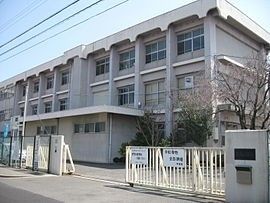 近くの深谷小学校まで700m(徒歩9分)