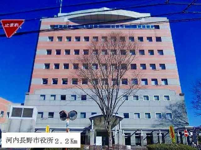近くの河内長野市役所まで2,200m（徒歩28分）