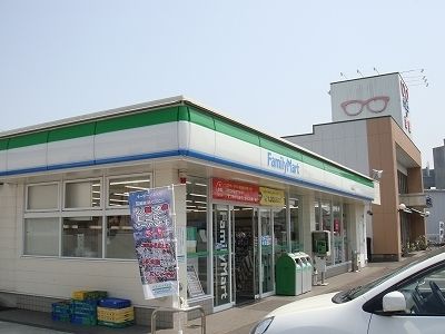 近くのファミリーマート大塚宮田店まで450m（徒歩6分）