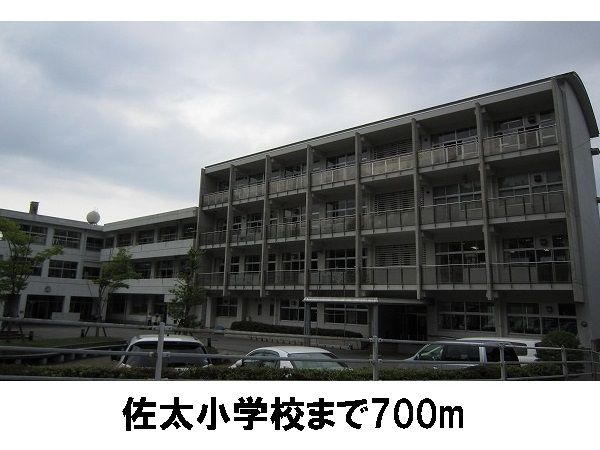 近くの佐太小学校まで700m（徒歩9分）