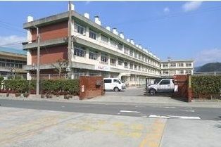 近くの三入小学校まで1,300m(徒歩17分)