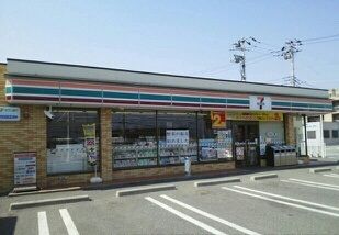近くのセブンイレブン竜王万才店まで650m（徒歩9分）