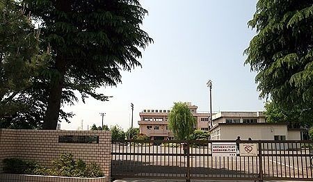 近くの向陽小学校まで1,600m（徒歩20分）