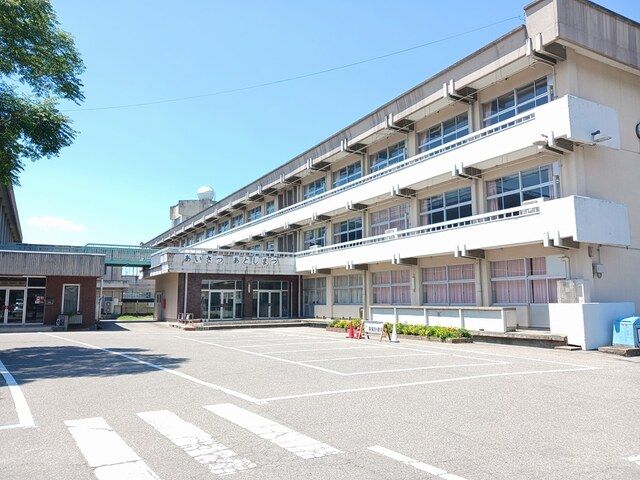 近くの会津若松市立門田小学校まで481m（徒歩7分）