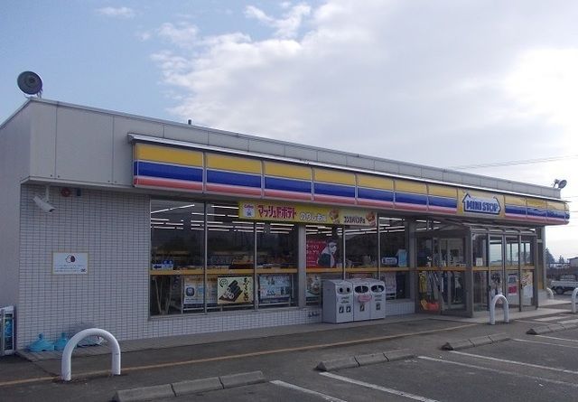 近くのコンビニまで800m（徒歩10分）