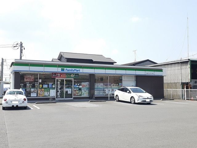 近くのファミリーマート水玉ブリッジ店まで700m（徒歩9分）