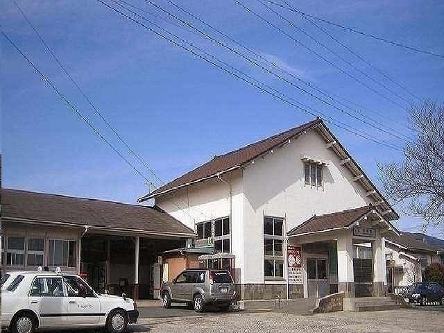 近くの新城駅まで400m(徒歩5分)