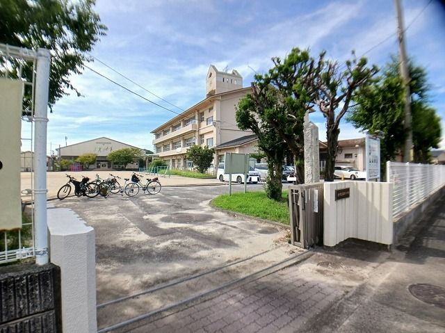 近くの高田小学校まで450m（徒歩6分）