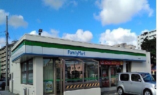 近くのファミリーマート与儀店まで240m(徒歩3分)