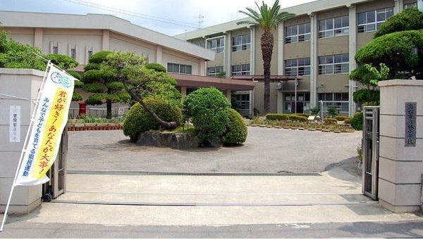 近くの高松市立林小学校さんまで1,100m（徒歩14分）