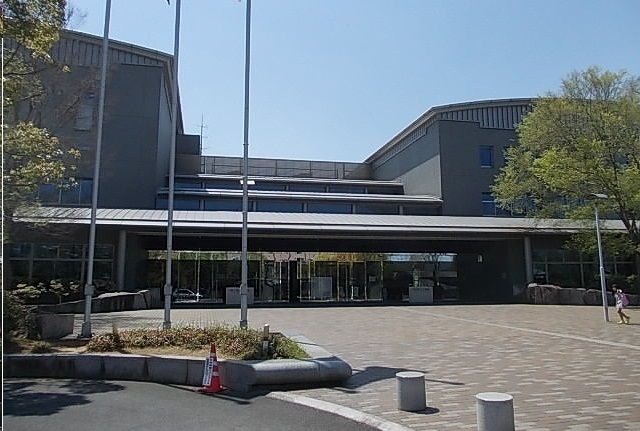 近くの県立図書館さんまで1,000m(徒歩13分)
