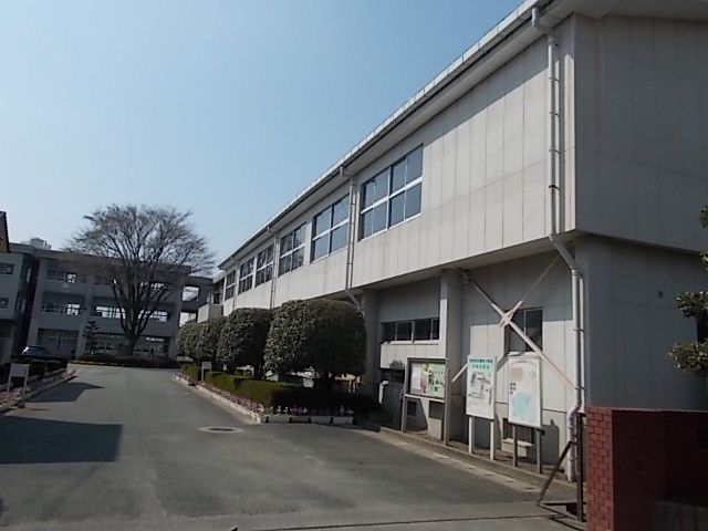 近くの小学校まで340m（徒歩5分）