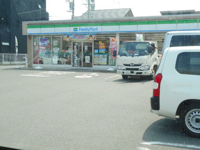 近くのファミリーマートまで110m(徒歩2分)