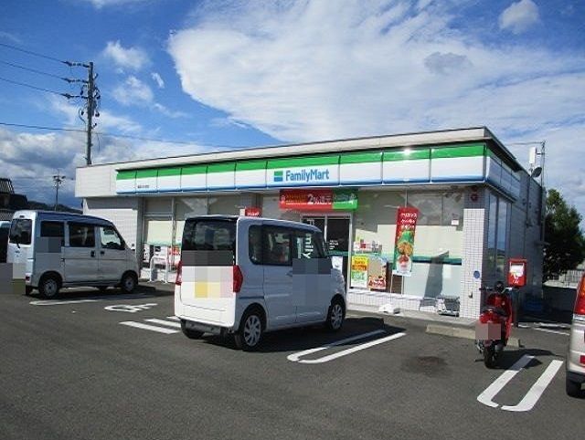 近くのファミリーマート　ひがし町店まで550m（徒歩7分）
