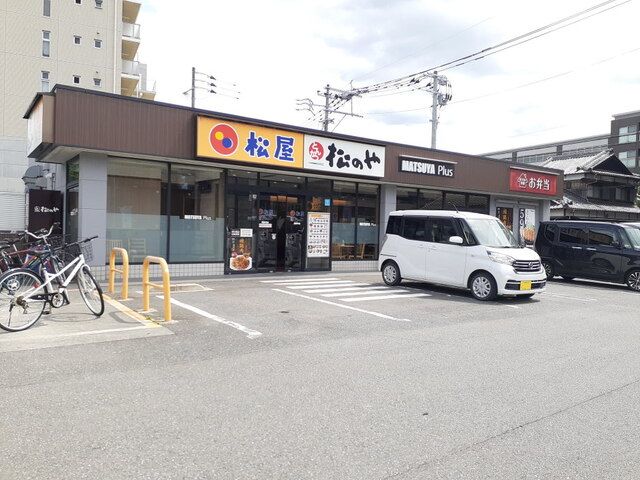 近くの松屋周船寺店まで500m(徒歩7分)