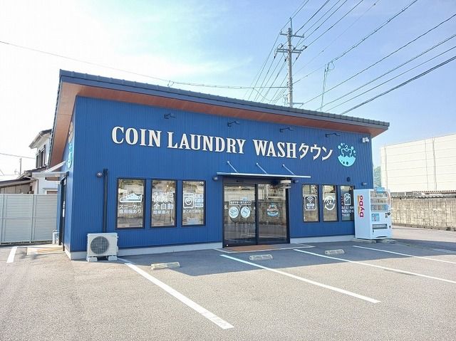 近くのコインランドリーWASHタウンまで700m(徒歩9分)