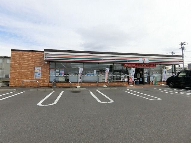 近くのコンビニまで550m（徒歩7分）