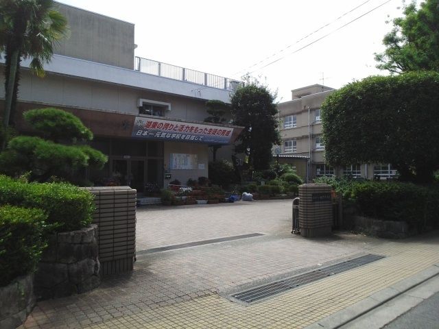 近くの湖東中学校まで440m(徒歩6分)