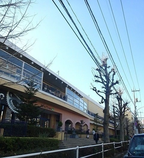 近くのスーパーまで2,300m（徒歩29分）