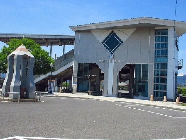 近くの駅まで1,360m（徒歩17分）
