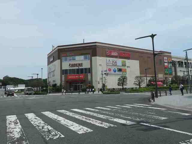 近くのアクロスモールまで850m(徒歩11分)
