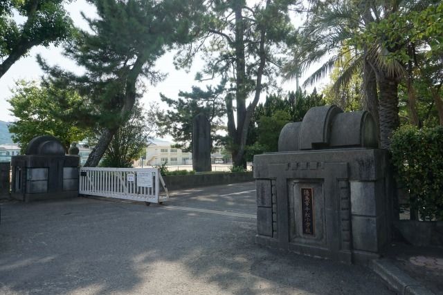 近くの千松小学校まで750m（徒歩10分）