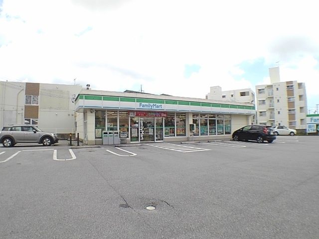 近くのファミマ具志川仲原店まで230m(徒歩3分)