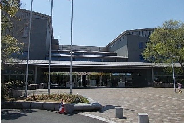 近くの県立図書館さんまで1,100m(徒歩14分)