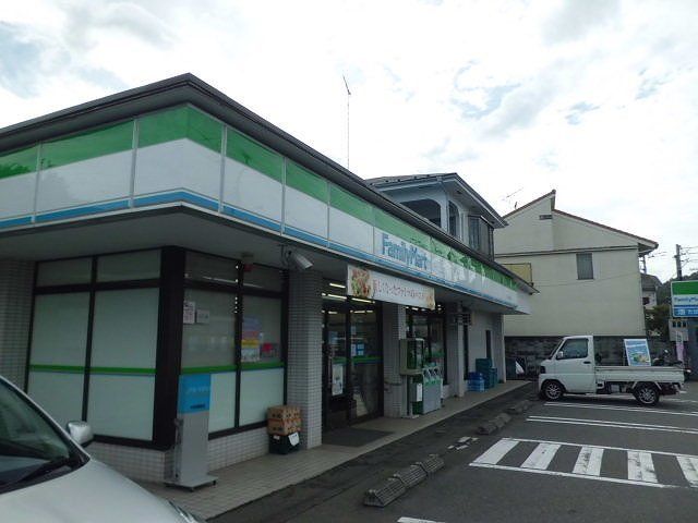 近くのファミリーマートまで600m(徒歩8分)